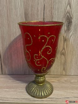 Tealight in chalice look red