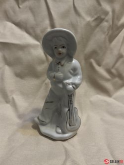 Ceramic figure standing with 13cm, see photo