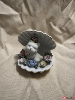 Ceramic shell with cat collector