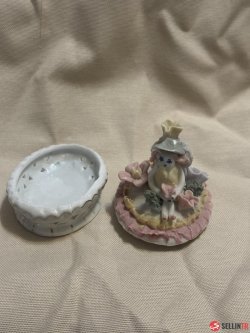 Ceramic box for collection size. 8cm